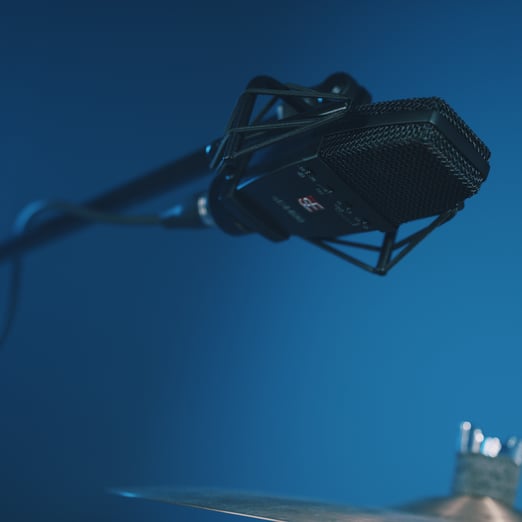 sE Electronics sE4400 microphone recording overhead on a drumset.