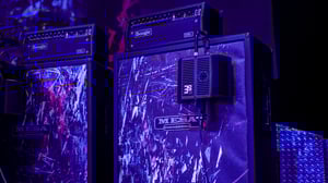a guitar amp with the sE guitaRF on stage
