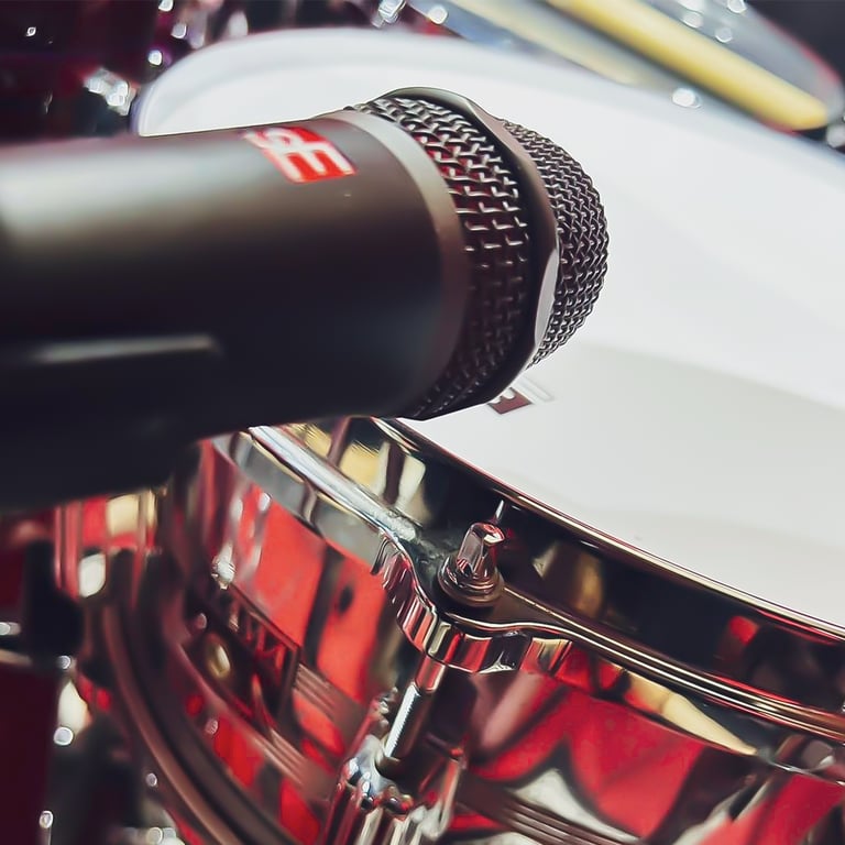 A V7 X mic on a snare