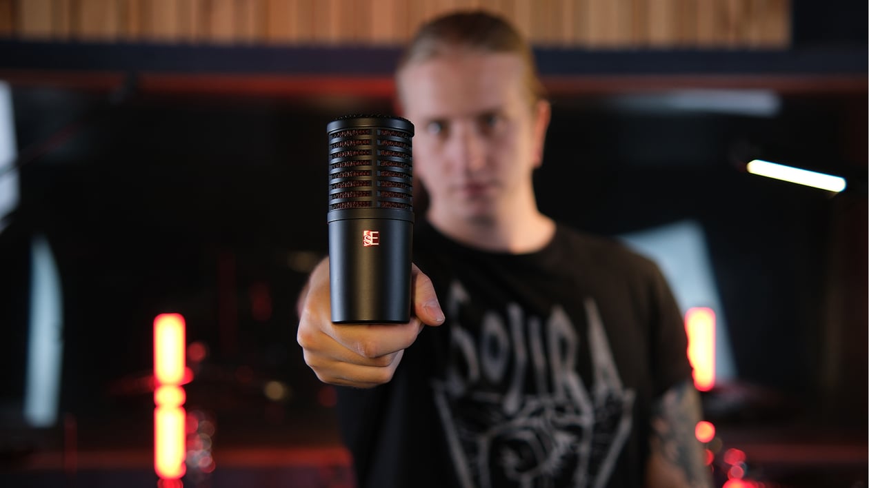 Drummer, Maxim Moskovkin holding the bottom of the DynaCaster straight towards the camera showing the sE logo.