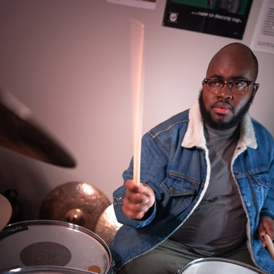 Imad Coulibaly playing with sE microphones